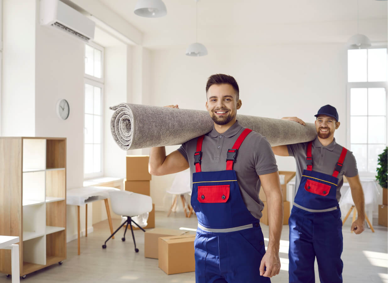 Umzugshelfer mit eingerolltem Teppich